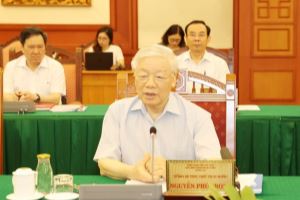 越共中央政治局与胡志明市委常委会工作会议在河内召开
