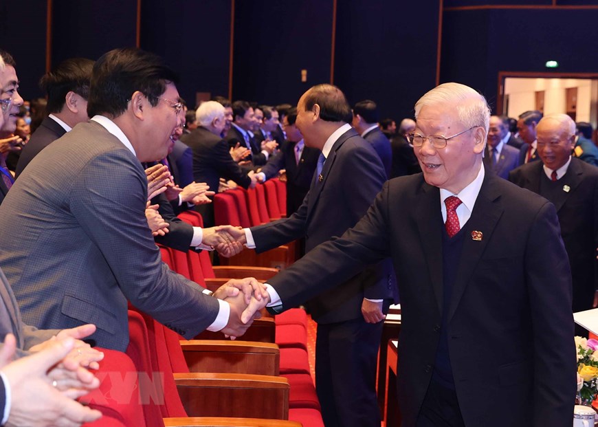 越共中央总书记、国家主席阮富仲同与会代表亲切交流