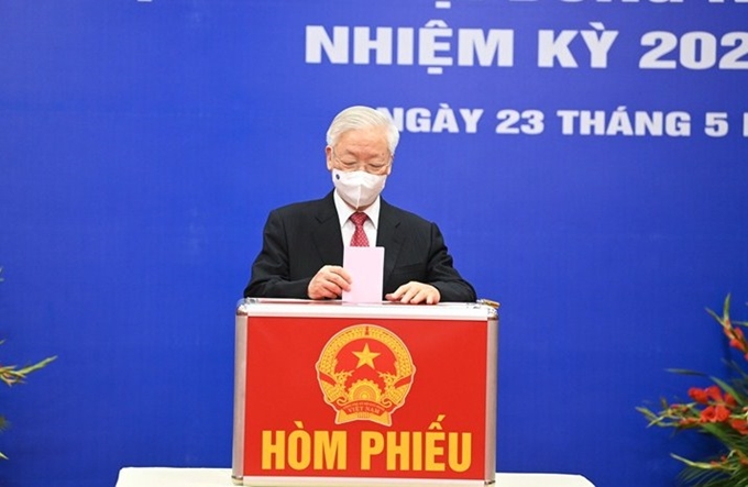 越共中央总书记阮富仲在河内市二征夫人郡选区参加投票（图：CPV)