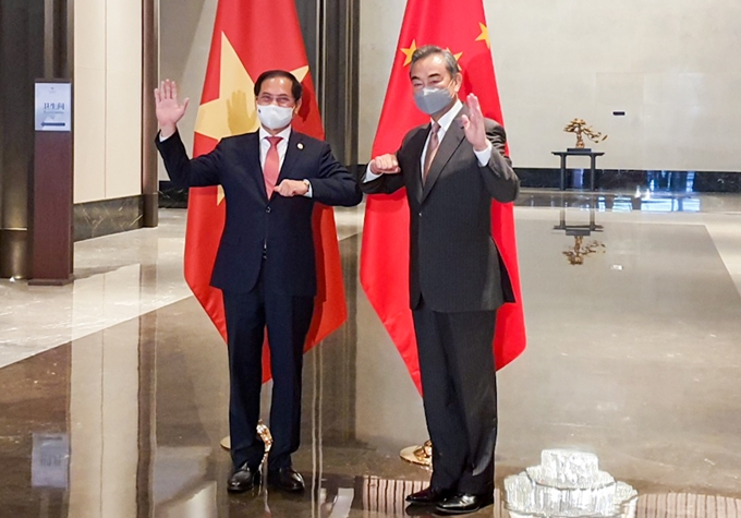 越南外交部部长裴青山（左）与中国外交部部长王毅