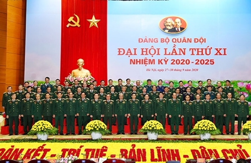 出席越共十三大的军队党组织代表团亮相大会