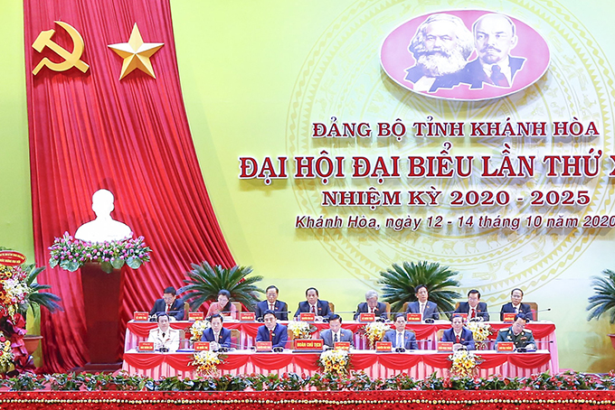 越共庆和省第十八次代表大会主席团