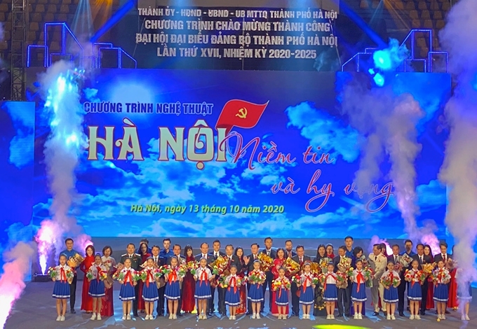 庆祝越共河内市第十七次代表大会成功召开的艺术晚会在河内举行（图：CPV）