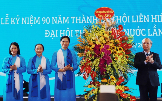 陈国旺同志向越南妇联赠送鲜花 （图：CPV)