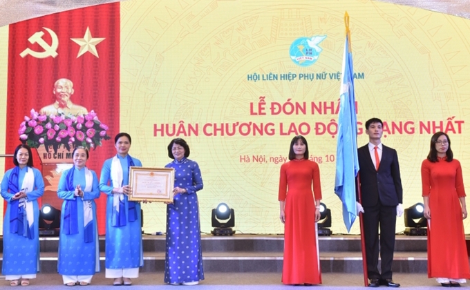 邓氏玉盛同志向越南妇联授予了一级独立勋章（图:CPV）