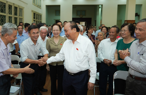 越南政府总理阮春福会见海防市选民（图源：VGPnews）