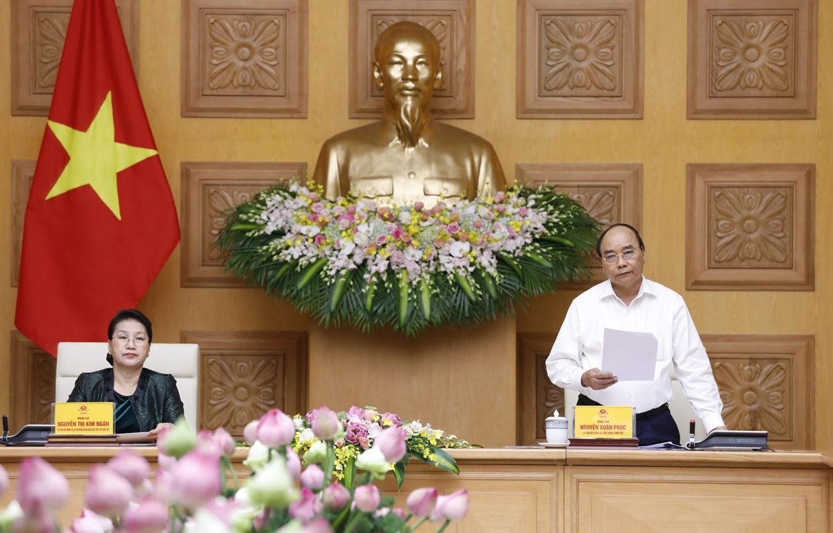 政府总理阮春福（右）与国会主席阮氏金银共同主持会议（图源：越通社）