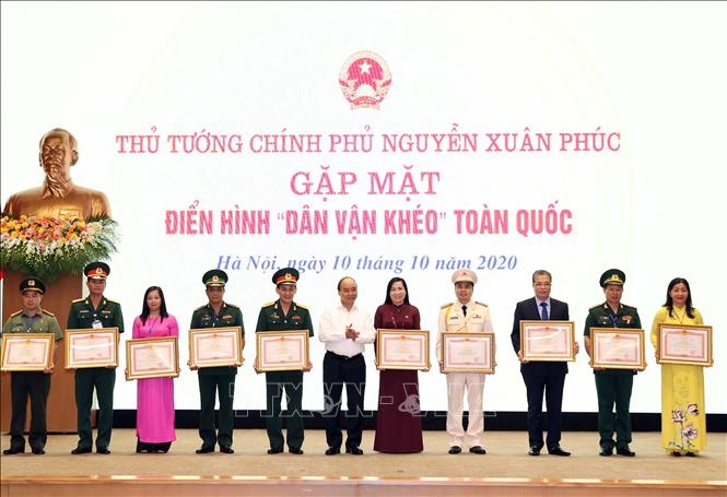 阮春福总理向民运工作中获得出色成绩的集体和个人颁授政府总理的奖状（图源：越通社）