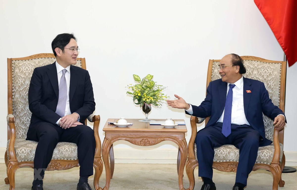 越南政府总理阮春福（右）和三星集团副总裁李在镕（图源：越通社）