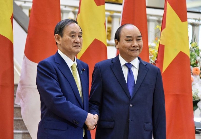 政府总理阮春福（右）和日本首相菅义伟