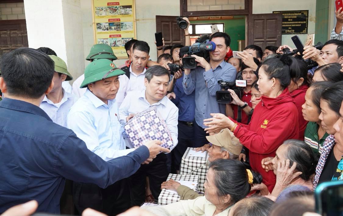 越南政府总理要求以最高责任精神向灾民提供援助（图源：VGPnews）
