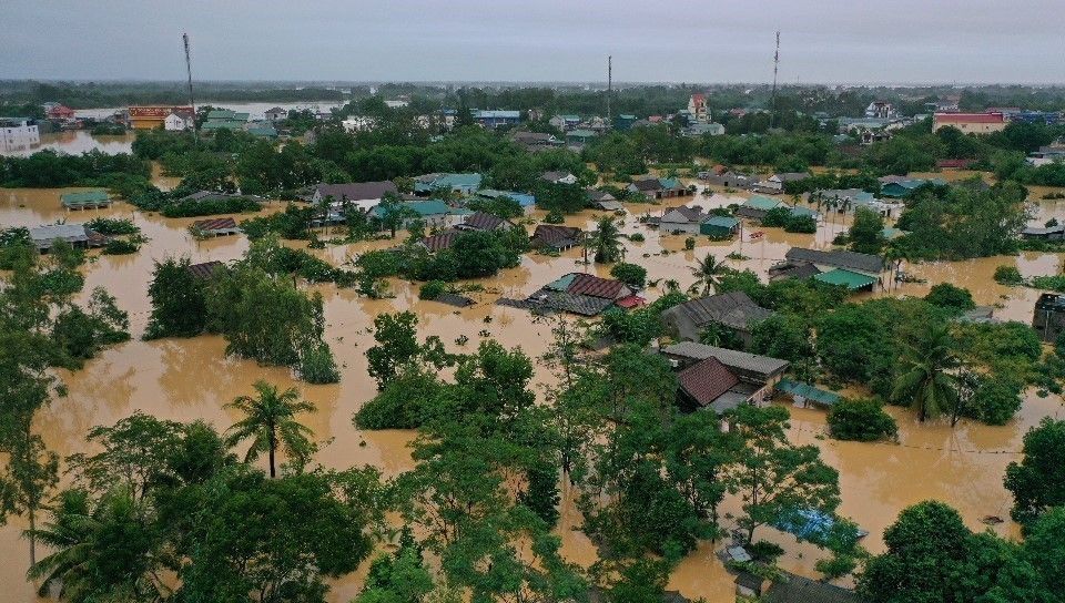 洪水和山体滑坡给越南中部地区造成重大的人员伤亡和财产损失
            （图源：因特网）