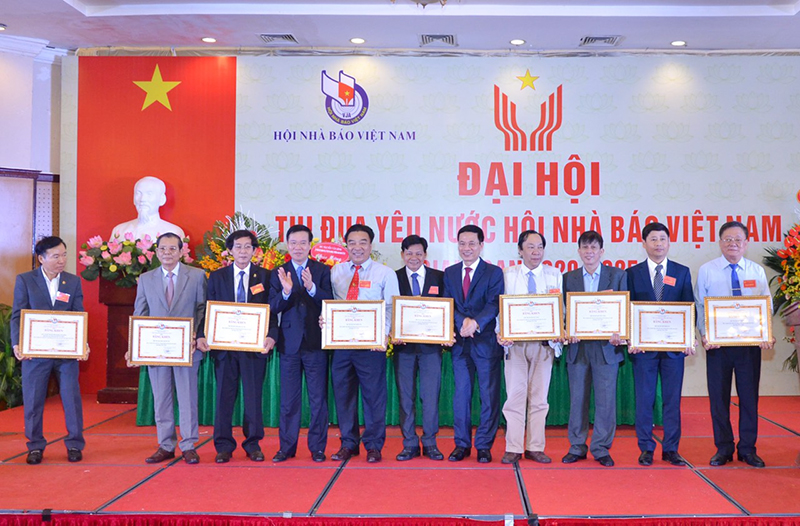 越南新闻工作者协会向2015-2020年阶段爱国竞赛运动中获得优异成绩的集体与个人颁发奖状（图源：经济与都市报）