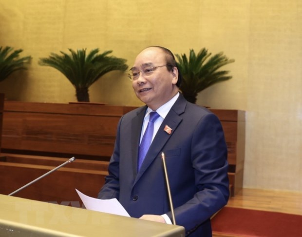 政府总理阮春福直接回答国会代表们的质询（图源：越通社）