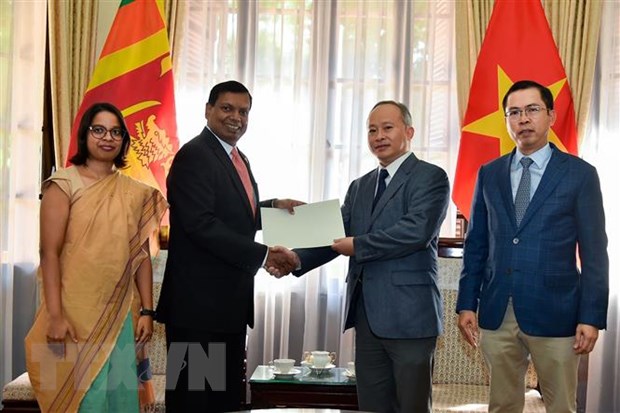斯里兰卡驻越南大使馆为越南中部灾民开展灾后重建工作提供捐助（图源：越通社）