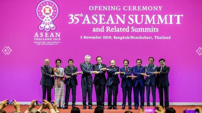 每届东盟峰会上，地区成员国的领导人都进行传统的东盟握手仪式（附图）