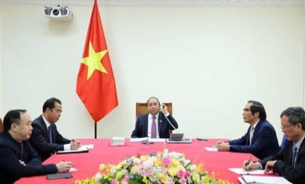 政府总理阮春福与老挝总理通伦•西苏里通电话