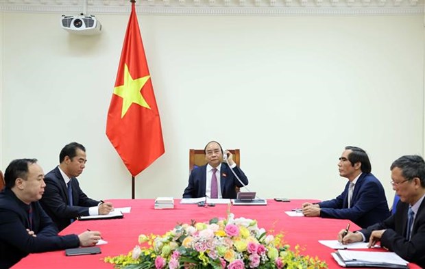 政府总理阮春福与老挝总理通伦•西苏里通电话（图：越通社）