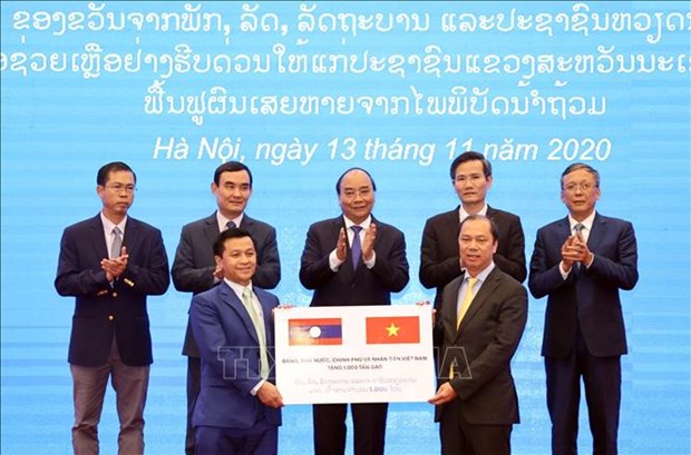 外交部在国际会议中心举行越南援助老挝大米移交仪式（图：越通社）