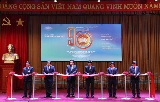 党、国家和越南祖国阵线中央委员会领导在专题展开幕式上剪彩（图源：CPV）