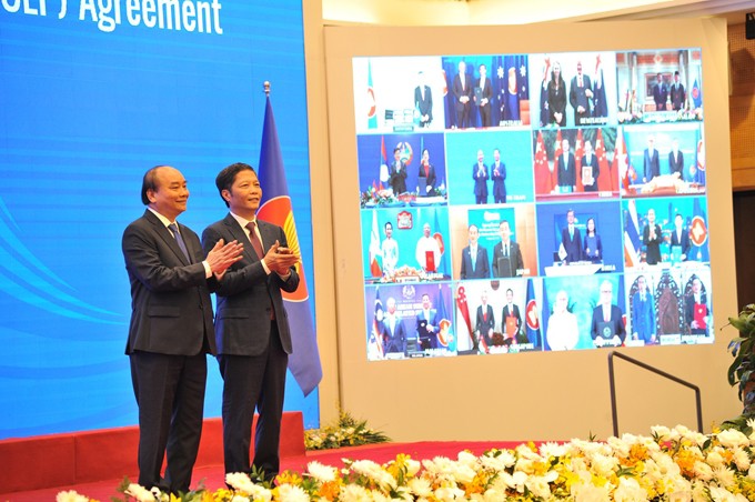 阮春副总理与陈俊英部长见证签署仪式（图：CPV）