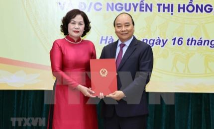 越南政府总理阮春福向阮氏红女士颁发越南国家银行行长任命书