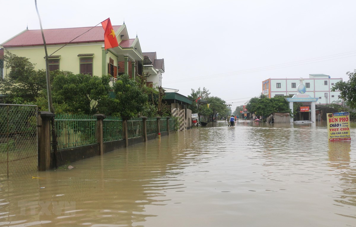 越南中部遭受持续多天的严重洪涝灾害，导致巨大的人员伤亡和财产损失（图源：越通社）