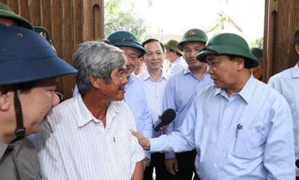 政府总理阮春福探访遭受台风影响的中部灾民