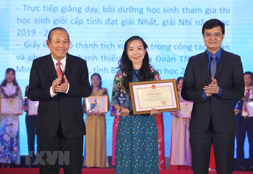 张和平副总理与裴光辉同志向年轻模范教师颁发奖状