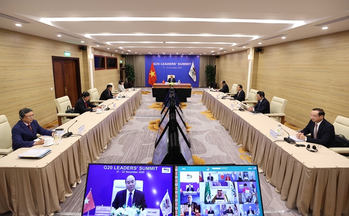越南政府总理阮春福在河内以视频方式出席会议