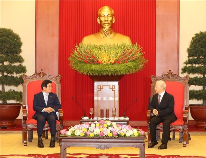 越共中央总书记、国家主席阮富仲（右）会见韩国国会议长朴炳锡