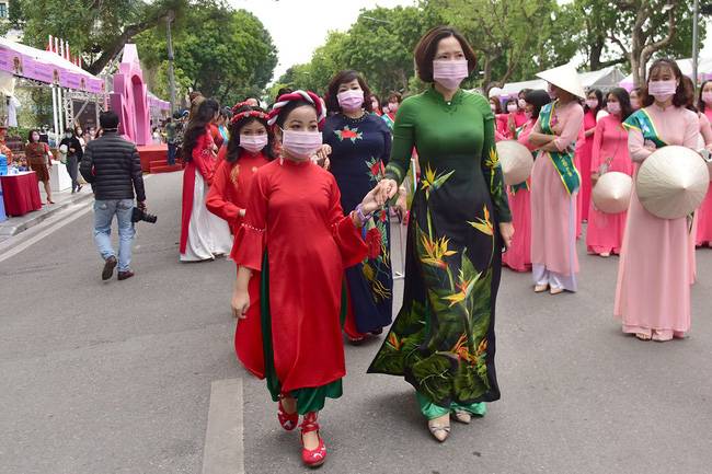 500多名首都女干部、妇女联合会成员、首都妇女、女学生穿着五颜六色的奥黛参加游行