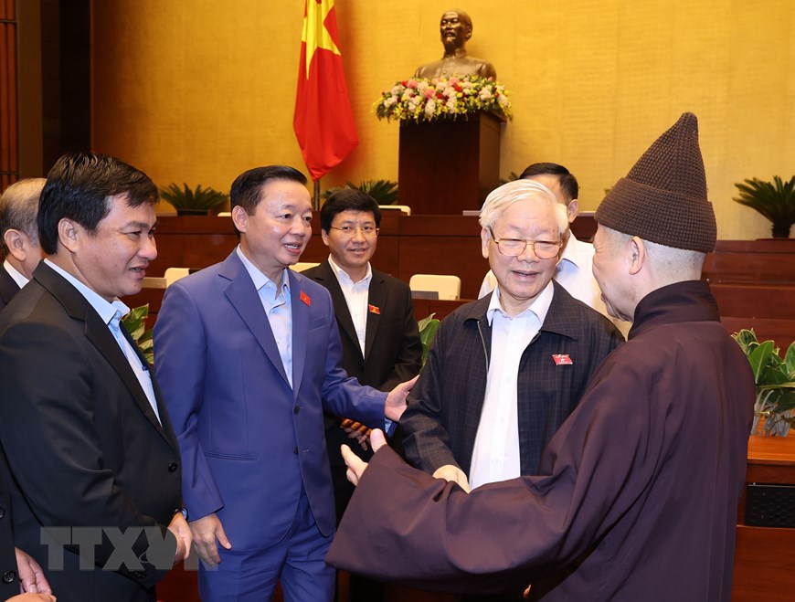 越共中央总书记、国家主席阮富仲同与会代表亲切交谈