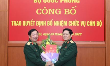 越南国防部部长向新任副部长颁发任命书