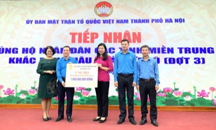 越南祖国阵线河内市委员会接收援助中部地区灾民的590亿越盾捐款