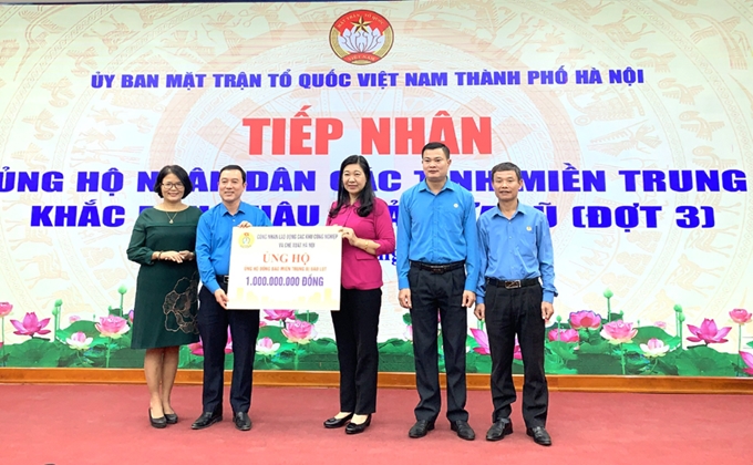 越南祖国阵线河内市委员会接收援助中部地区灾民的590亿越盾捐款（图：CPV）