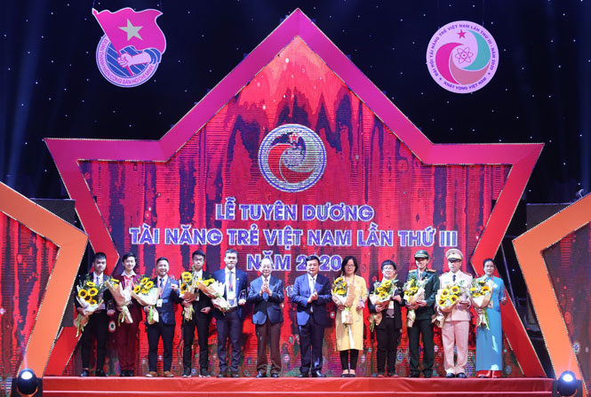 党和国家领导人向2020年越南青年人才授予奖状（图源：CPV）