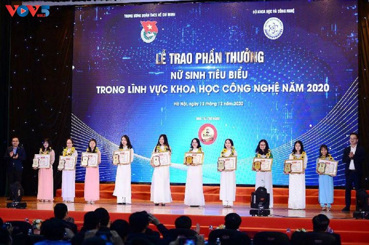 2020年金球奖暨科学技术领域优秀女大学生奖颁奖仪式（图源：越南之声）