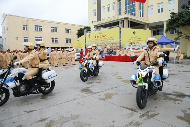 越南公安部交通警察局举行出征仪式，确保越共十三大、2021年元旦和2021丑牛年春节期间的交通秩序和安全
            （图源：越通社）