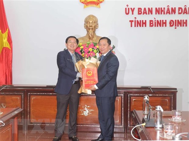 平定省省委书记胡国勇（左）向阮飞龙同志颁发政府总理的决定（图源：越通社）
