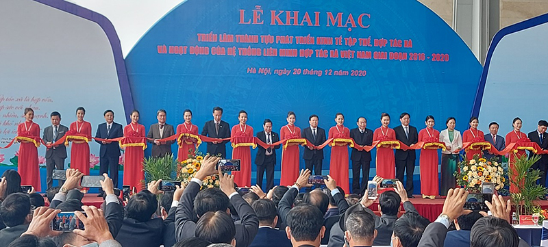 各位代表为越南合作社和集体经济发展成就展开幕仪式剪彩（图源：CPV）