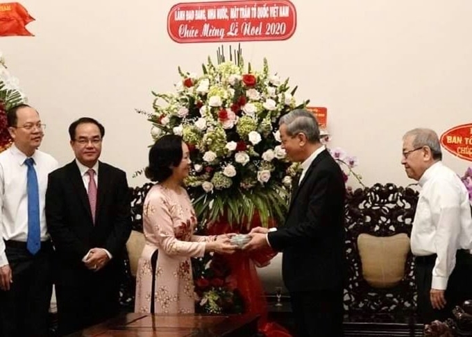 越共中央民运部部长张氏梅向总主教阮能赠送礼物（图：CPV）