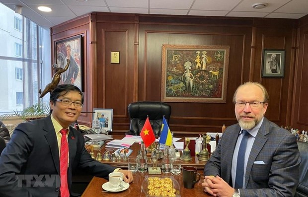 越南驻乌克兰大使阮鸿石（左）与乌克兰工商会主席杰纳季•奇济科夫（图：越通社）