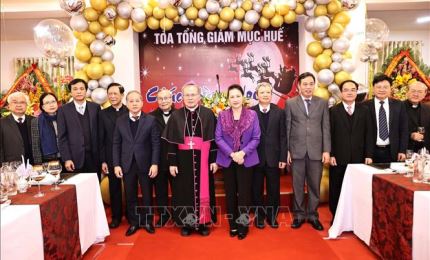 越南国会主席阮氏金银走访顺化总教区主教座堂