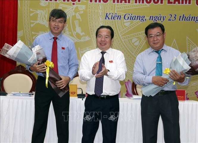阮刘中同志（左一）担任2016-2021年任期坚江省人委会副主席（图源：越通社）