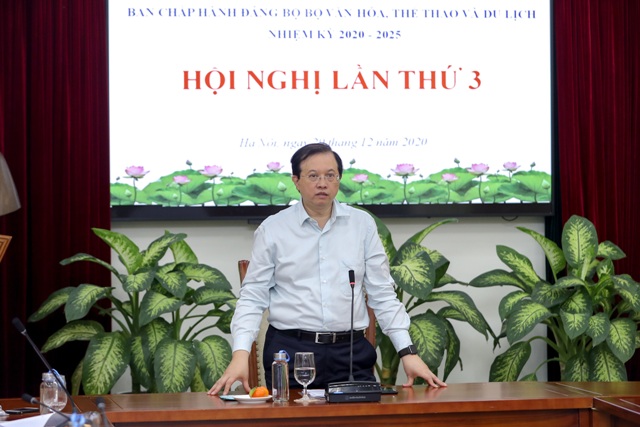 越南文化体育与旅游部机关党委书记、文化体育与旅游部副部长谢光东主持会议
