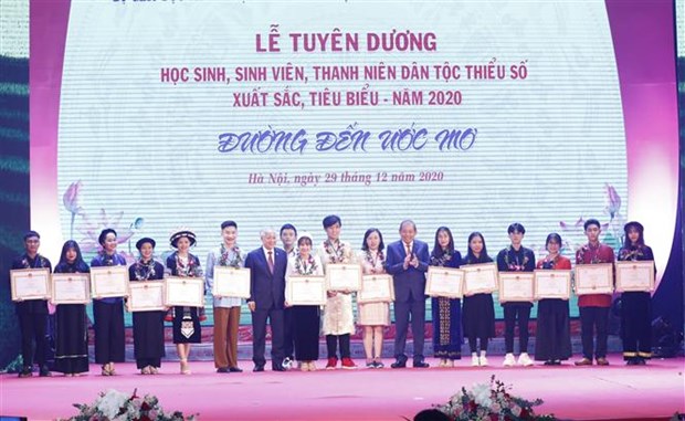 张和平副总理向少数民族优秀学生和青少年授予奖状（图源：越通社）