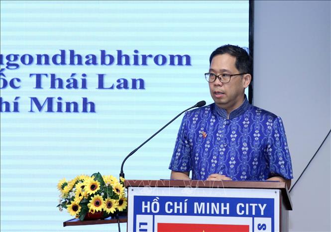 泰国驻胡志明市总领事Apirat Sugondhabhirom在会上致辞（图源：越通社）