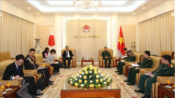 越南国防部副部长黄春战上将（右）会见日本驻越南大使山田贵雄（图：VOV)