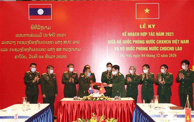 吴春历大将和占沙蒙•占雅拉大将签署了越南国防部与老挝国防部的2021年合作计划（图：越通社）